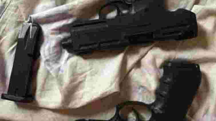 У квартирі мешканця Львівщини поліція виявила три пістолети та боєприпаси