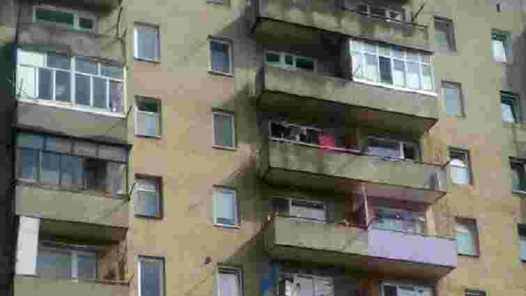 У Львові з балкону сьомого поверху впала жінка і залишилася живою