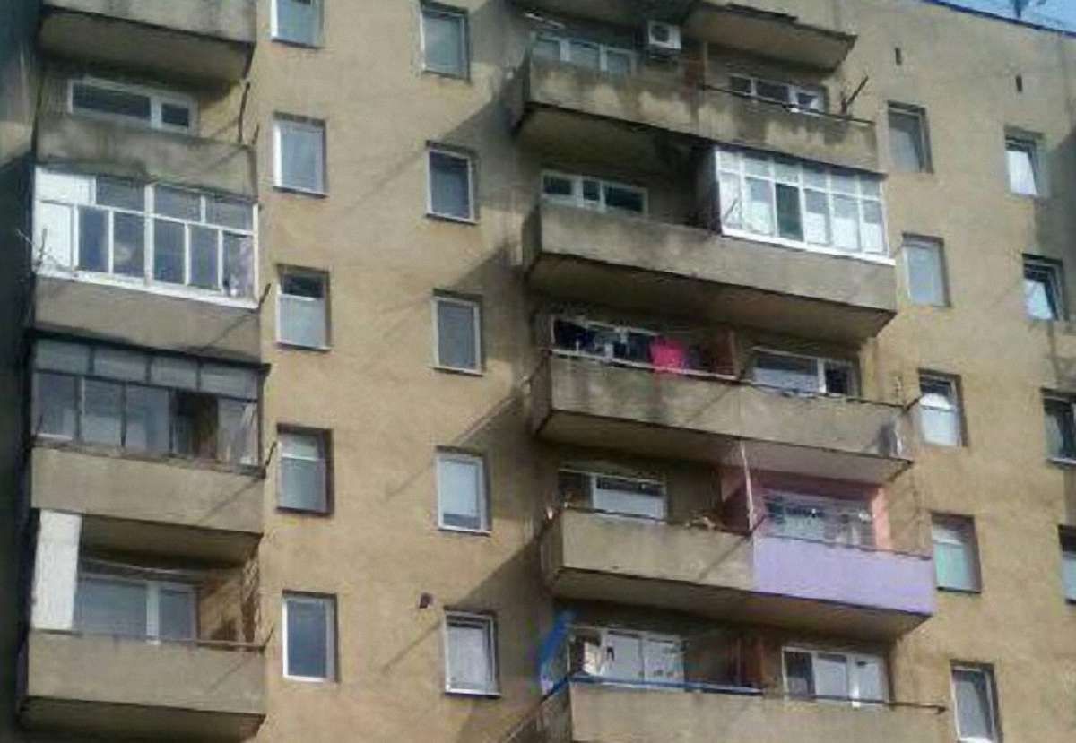 У Львові з балкону сьомого поверху впала жінка і залишилася живою
