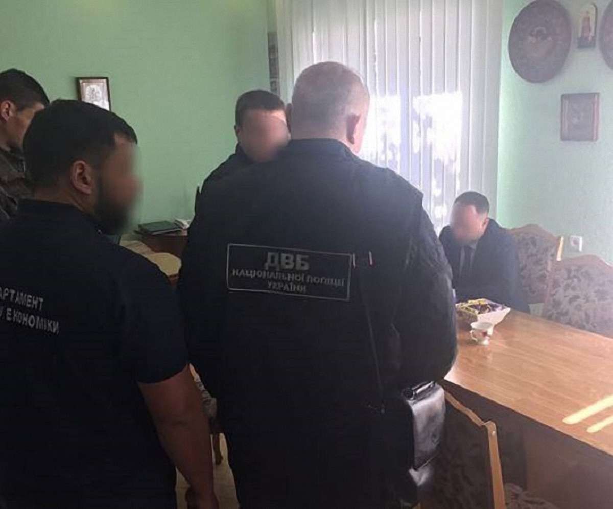 На Буковині затримали чиновника за пропозицію поліцейському €8 тис. хабара щомісяця