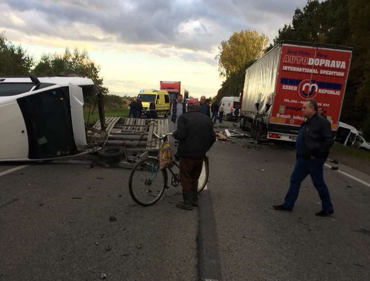 В аварії з вантажівкою на трасі Київ-Чоп загинула людина
