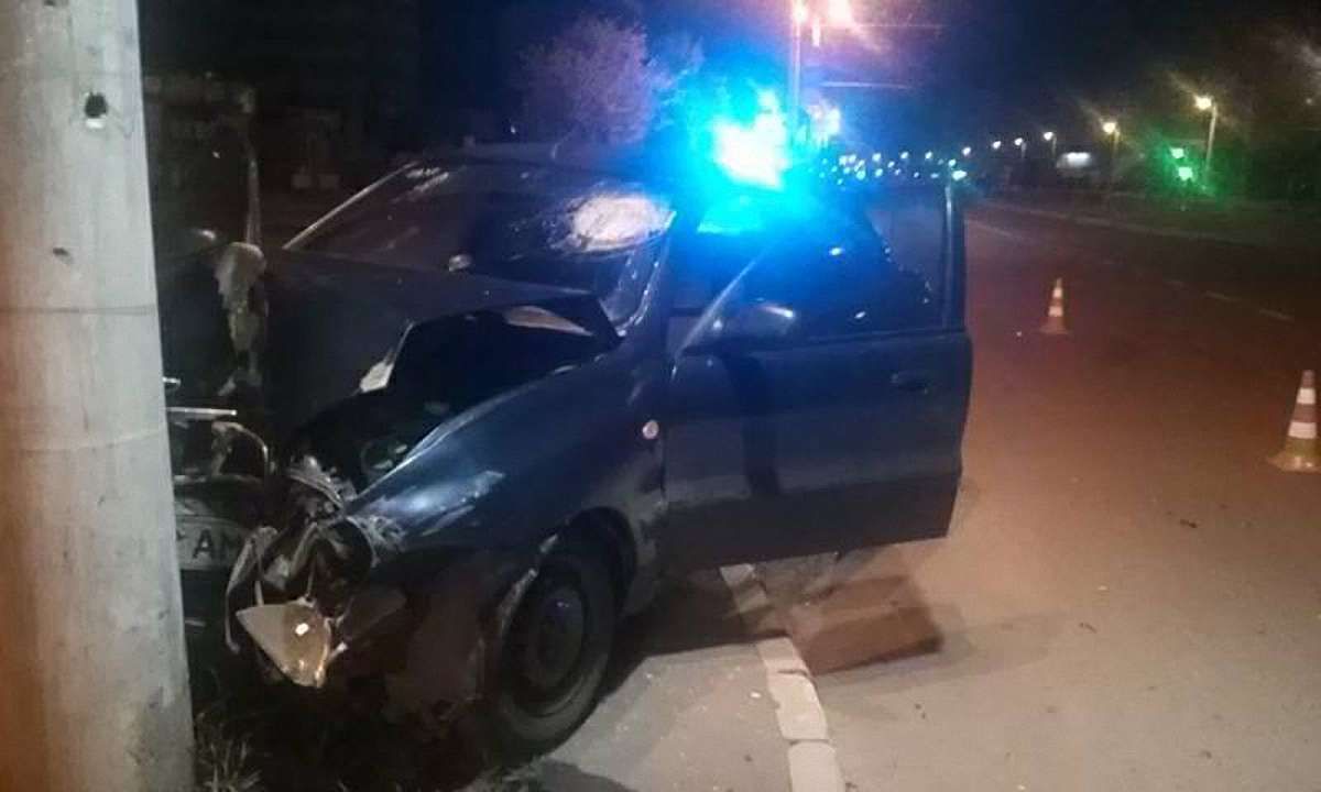 На Сихові автомобіль таксі врізався у стовп