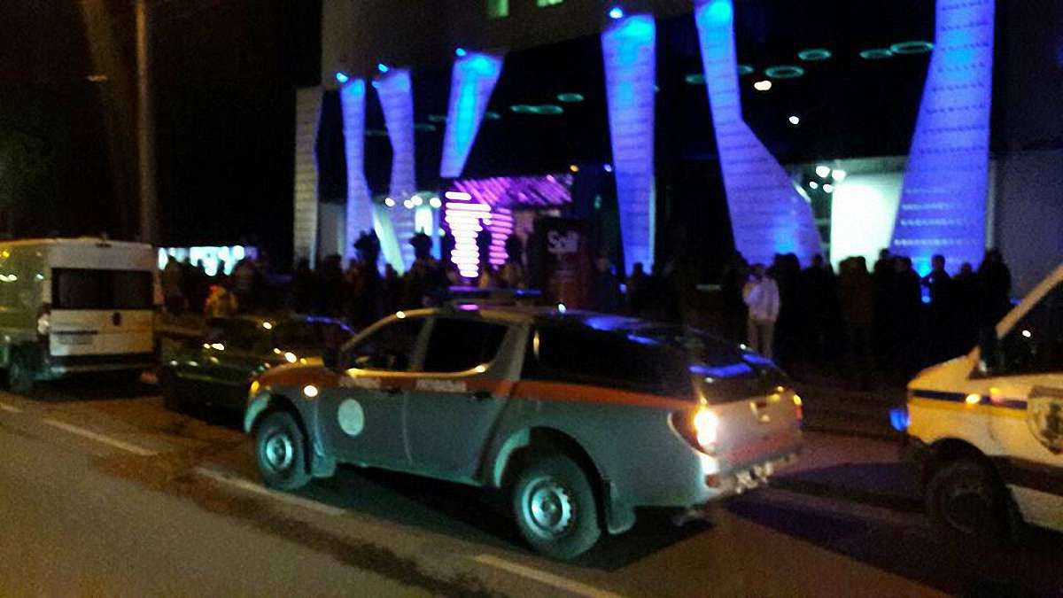 Через повідомлення про замінування найбільшого нічного клубу у Львові евакуювали сотні людей