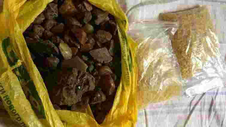 У Рівненській області правоохоронці вилучили наркотиків на ₴1,5 млн і 80 кг бурштину