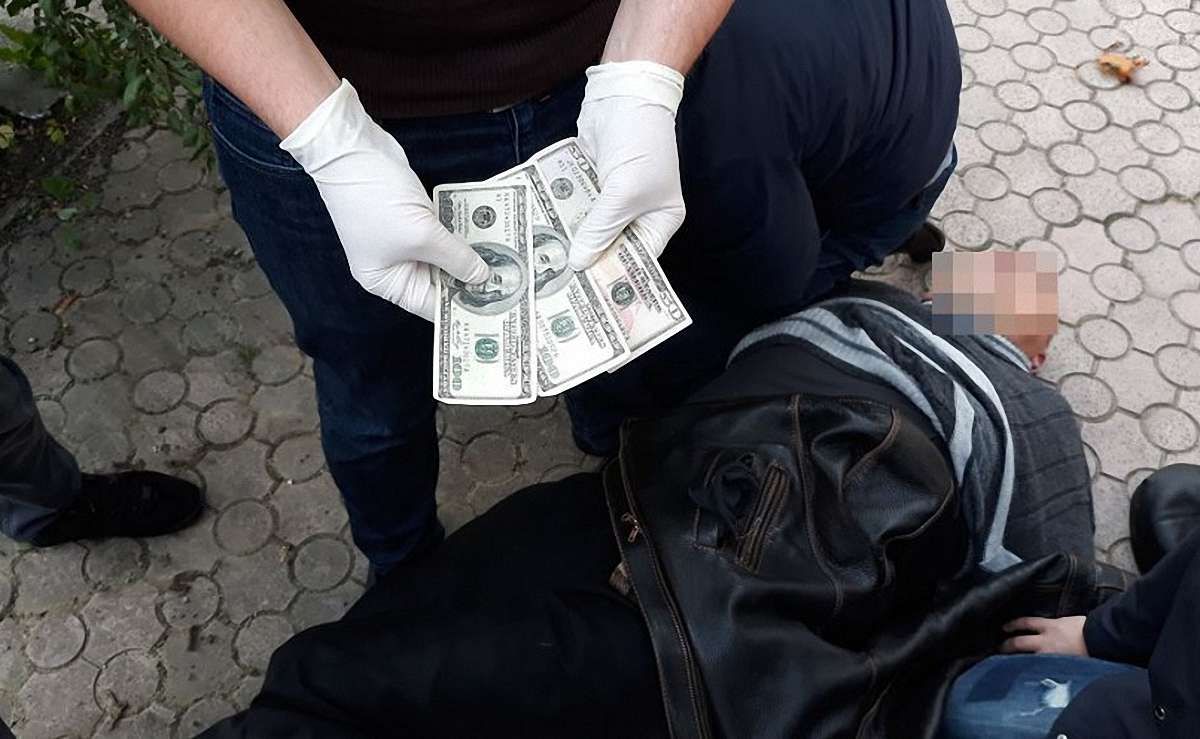 СБУ затримала на хабарі керівника одного з митних постів Львівської митниці