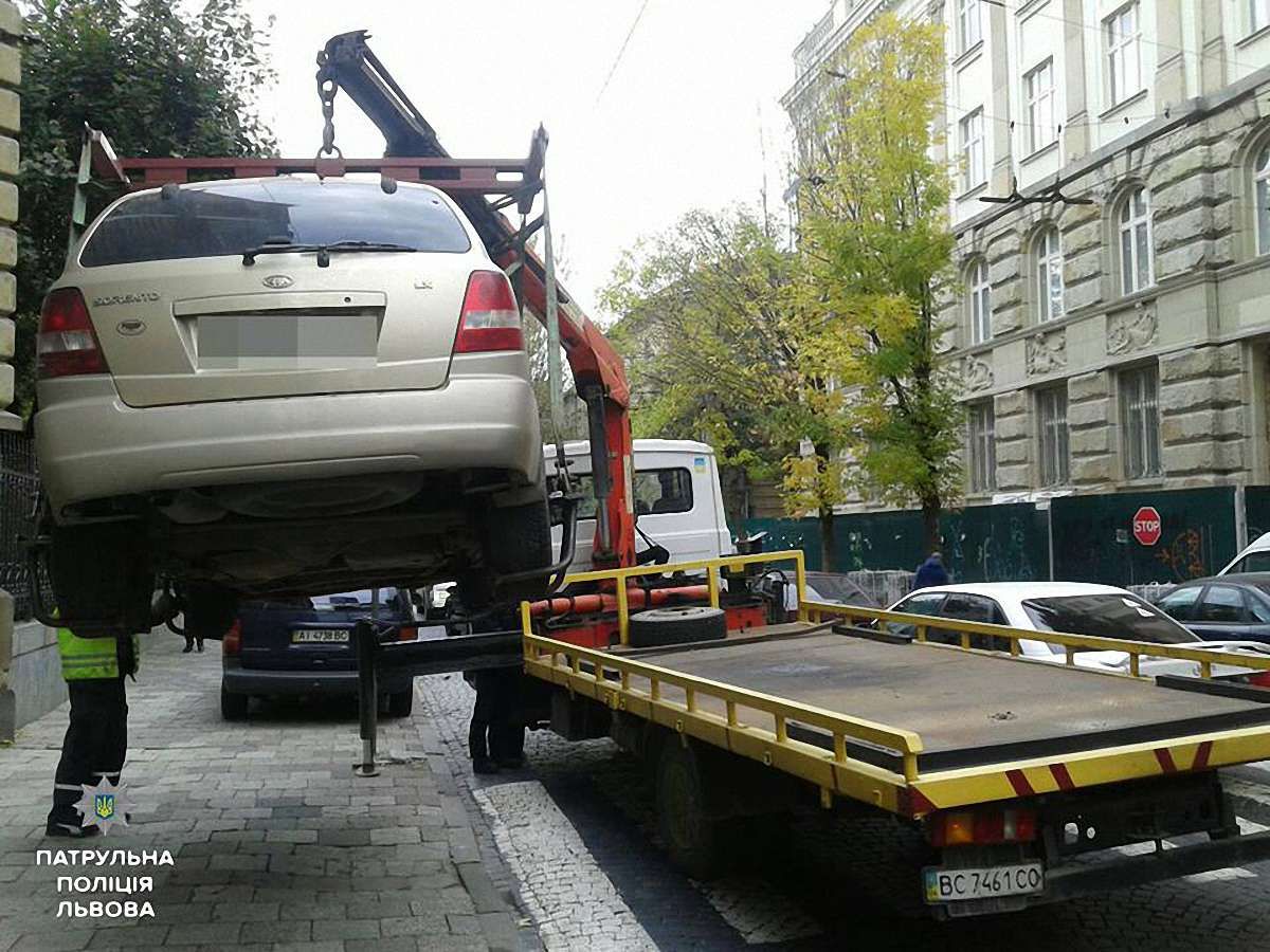 Патрульні евакуйовують машини порушників паркування в центрі Львова