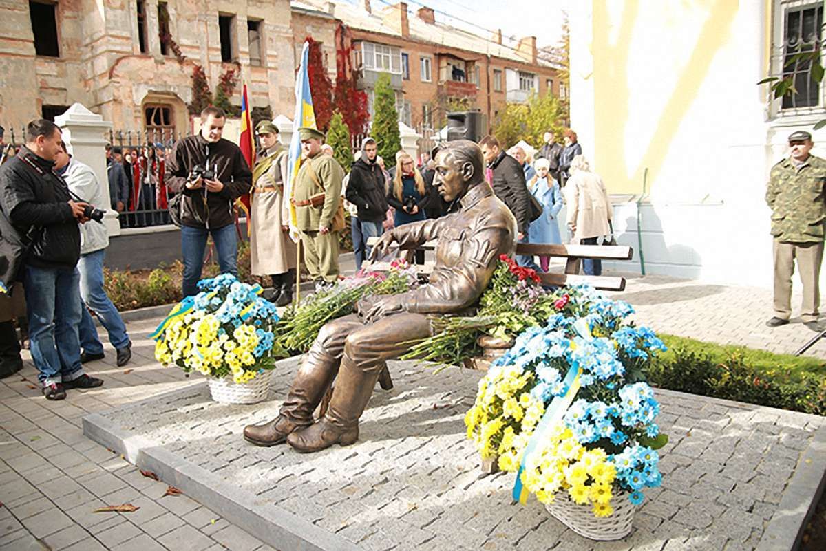 У Вінниці відкрили перший в Україні повноцінний пам’ятник Симону Петлюрі