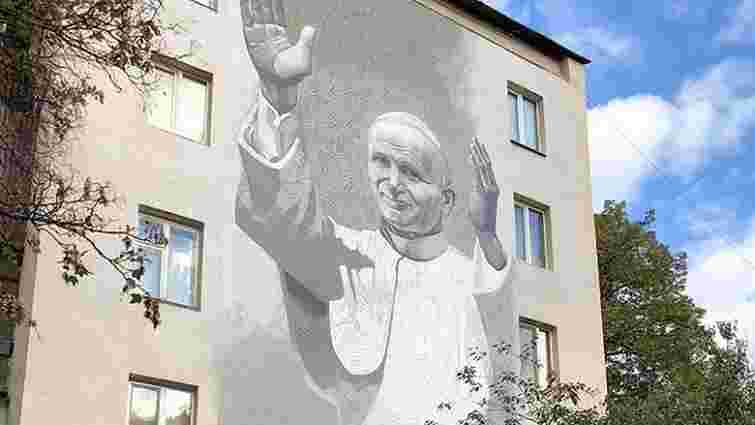 Мурал з Папою Іваном Павлом ІІ у Києві розмалювали антипольськими написами