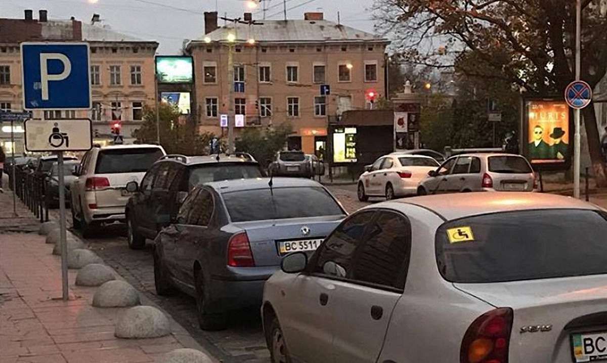 Службове авто голови ЛОДА залишили на парковці для людей з інвалідністю