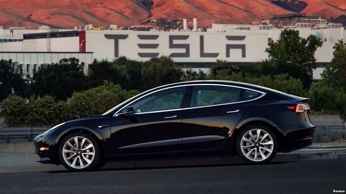 Компанія Tesla раптово звільнила майже чотири сотні працівників
