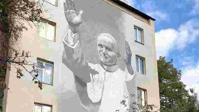 У Києві відкрили мурал з Іваном Павлом II, який напередодні розмалювали антипольськими написами