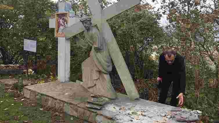 У Львові вандали втретє пошкодили стації Хресної Дороги на Високому Замку