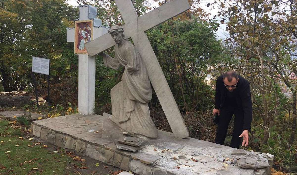 У Львові вандали втретє пошкодили стації Хресної Дороги на Високому Замку