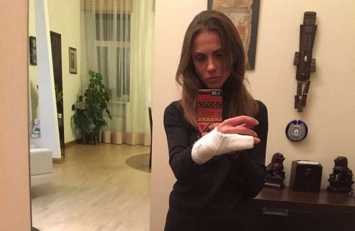 Поліція розслідує дії київських патрульних, які силою затримали порушницю ПДР