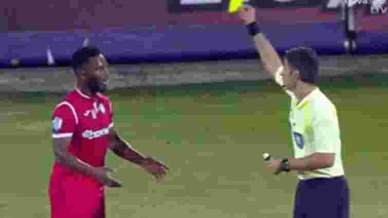 У Греції футболіст отримав жовту картку за невдалий жарт над суддею