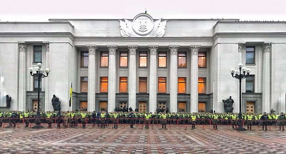 У Києві силовики перед акціями протесту оточили урядовий квартал