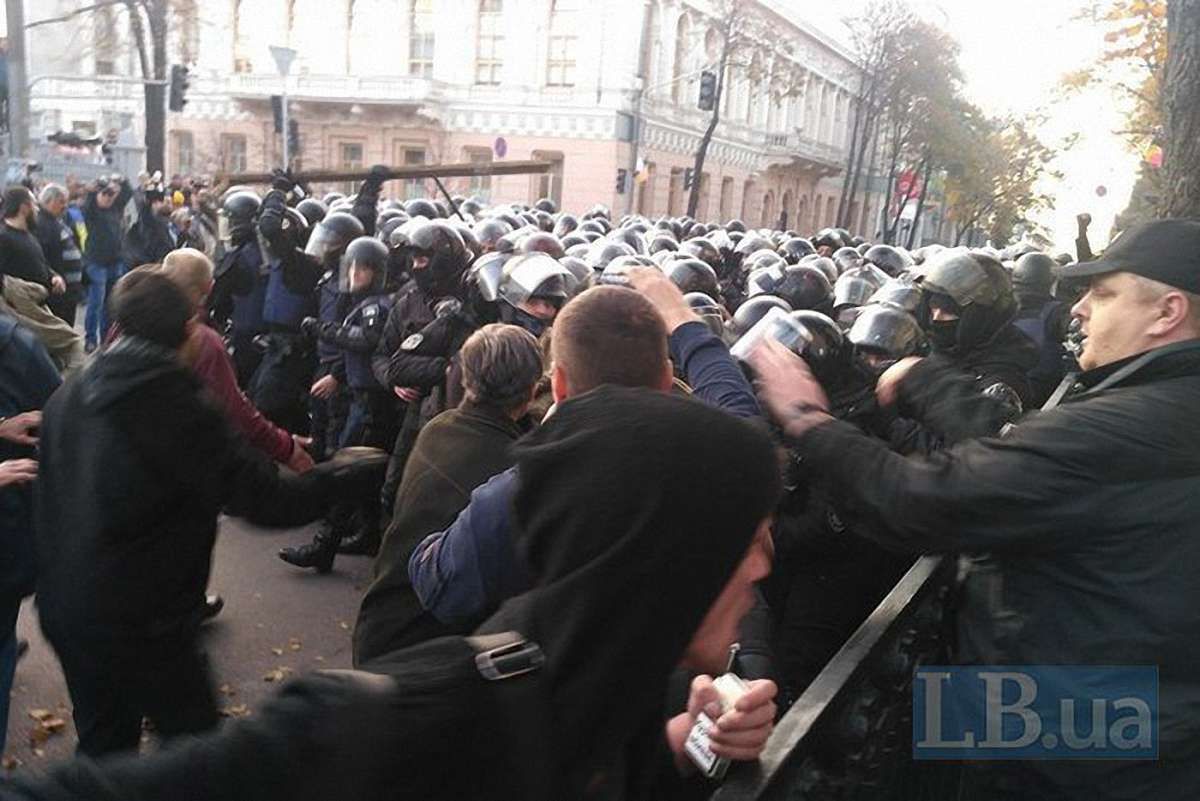 Поліція штурмувала наметове містечко протестувальників біля парламенту