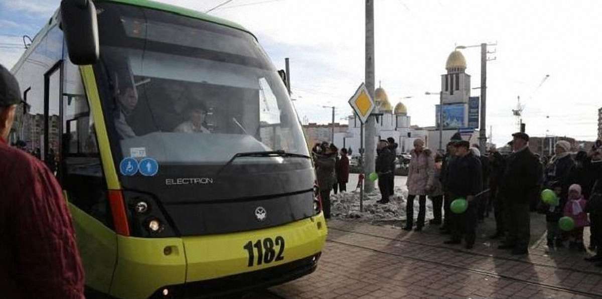 Через пожежу на електропідстанції у Львові не курсує більше половини трамваїв на Сихів