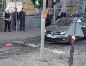 На вулиці Руській під автомобілем піднявся болард