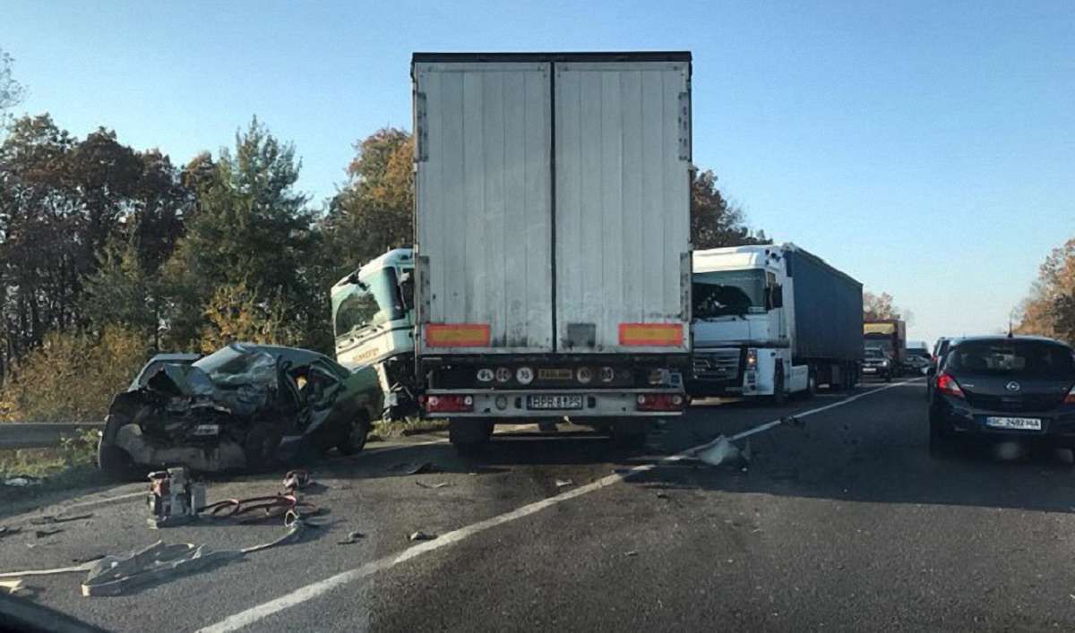 На об’їзній дорозі Львова унаслідок ДТП з вантажівкою загинув чоловік