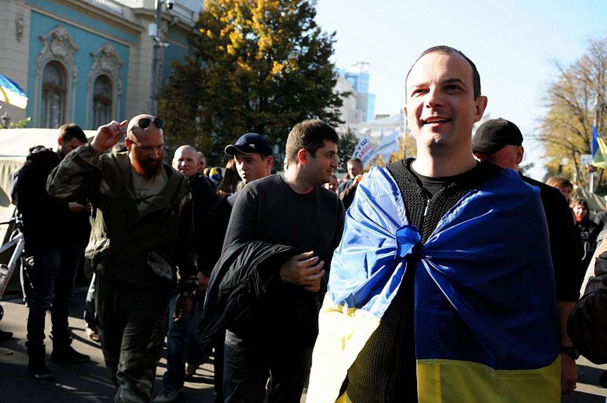 Мітингувати під Верховною Радою залишились прихильники Саакашвілі, решта – розійшлися