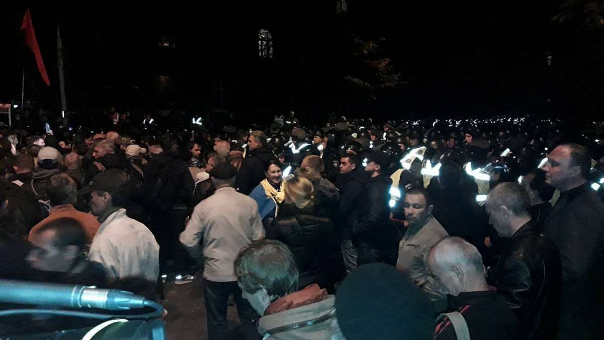 У Києві активісти з криками «Петро, виходь» пікетували Адміністрацію президента