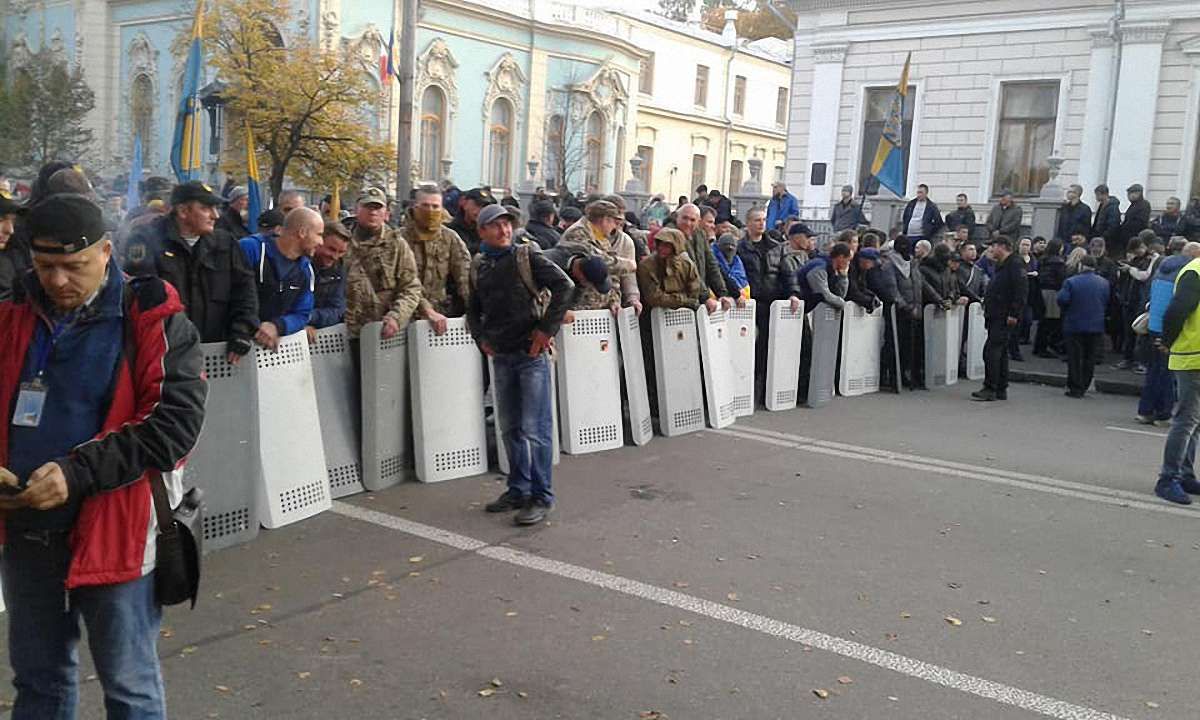Бійці добровольчих батальйонів взяли відповідальність за проведення подальших протестів під ВР