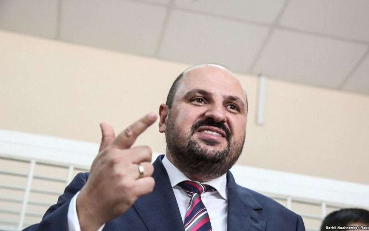 Суд зобов'язав Розенблата здати паспорти і знову носити електронний браслет
