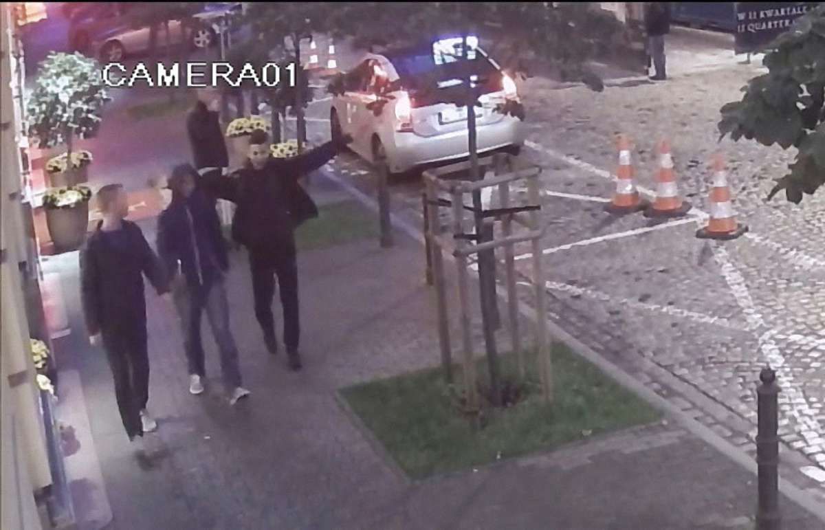 Поліція Варшави розшукує чоловіків, які з ножем напали на українця