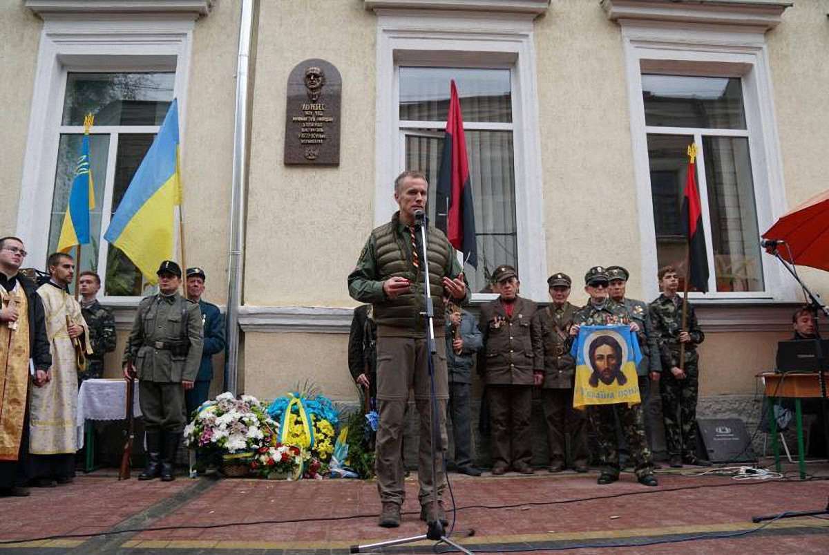 У Стрию відкрили меморіальну дошку члену ОУН Леву Ребету