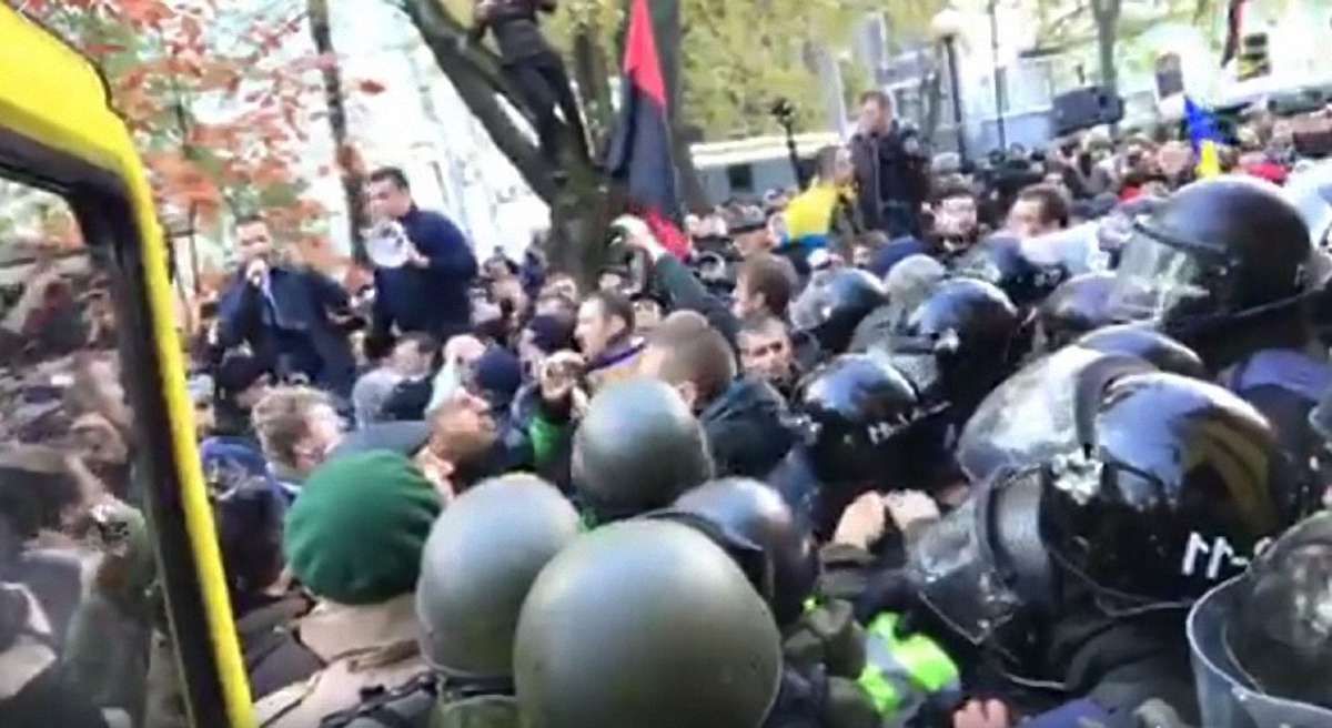 Біля Верховної Ради сталася сутичка між прихильниками Саакашвілі та поліцією