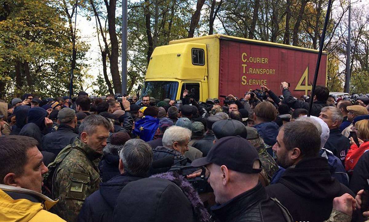 Поліція дозволила протестувальникам під ВРУ вручну перенести апаратуру для сцени