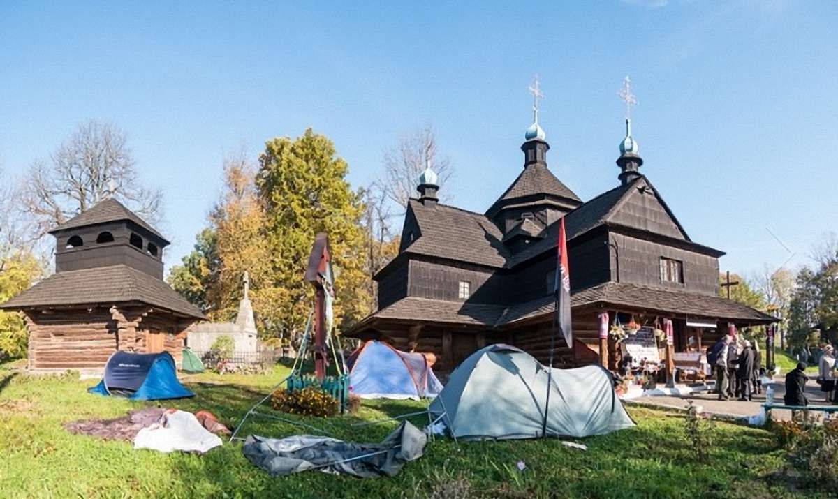 Греко-католики та православні побилися через церкву у Коломиї
