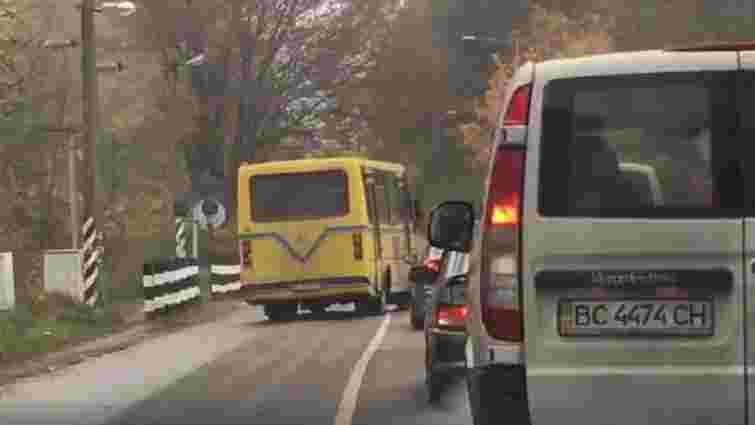 Поліція позбавила прав водія львівської маршрутки за знятий на відео ризикований маневр