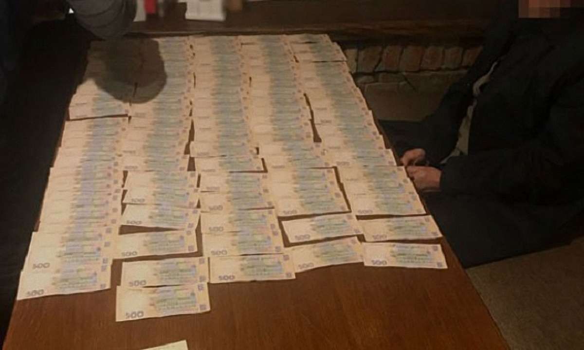 У Тернополі затримали двох чиновників ДФС за підозрою в отриманні ₴400 тис. хабара