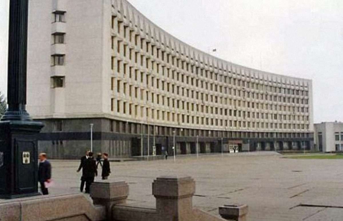 У Сумах невідомі винесли з мерії комп'ютери та документи
