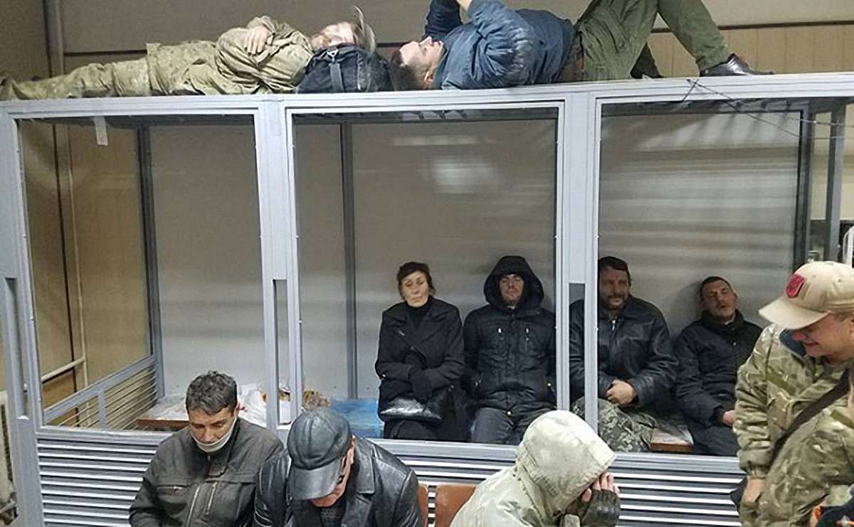 Прихильники лідера «Добровольчого руху ОУН» Миколи Коханівського забарикадувалися у суді