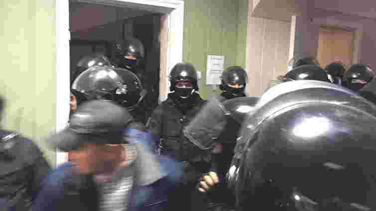 Поліція у Києві взяла штурмом Святошинський суд та затримала протестувальників