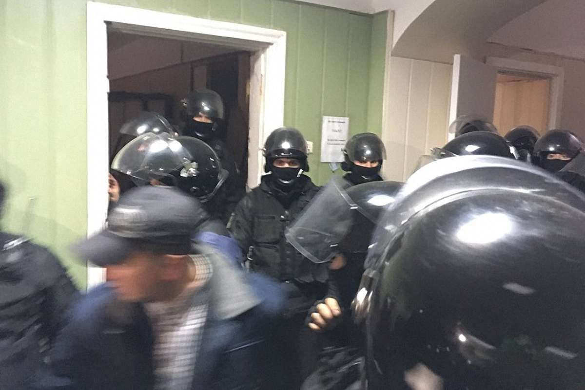 Поліція у Києві взяла штурмом Святошинський суд та затримала протестувальників