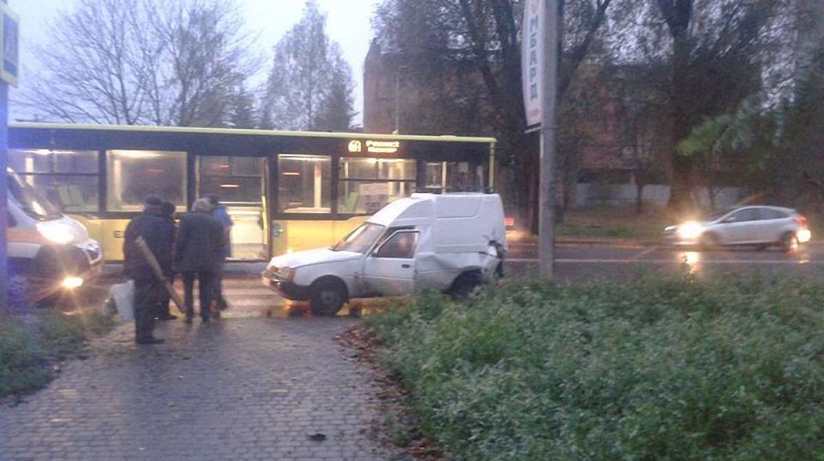 У Рясному після ДТП з автобусом автомобіль збив жінку
