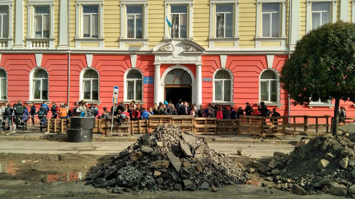 11 ужгородських школярів отруїлися розпиленим у школі сльозогінним газом