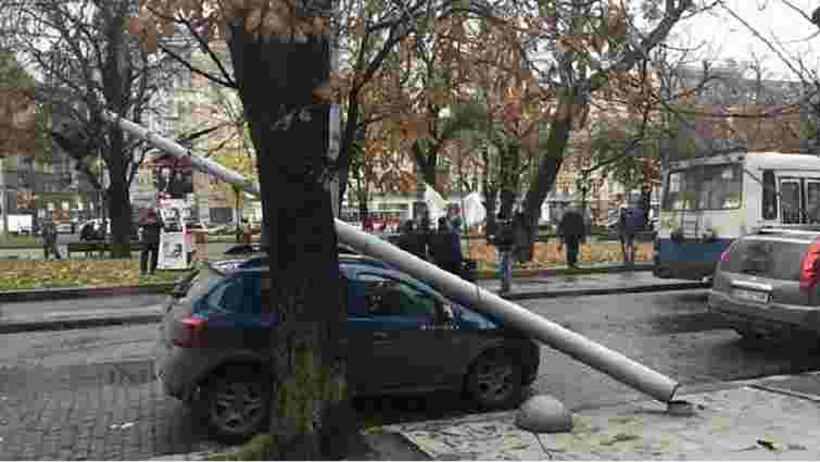 У центрі Львова на припарковане авто впала електроопора 