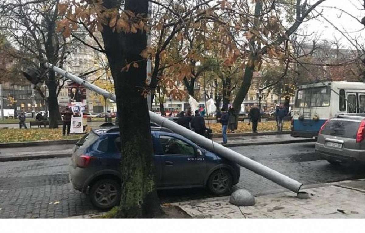У центрі Львова на припарковане авто впала електроопора 