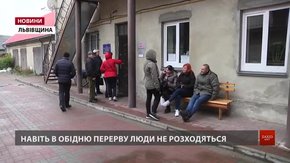 У Городку батьки з ночі займають чергу, щоб дітям виготовити ID-картки