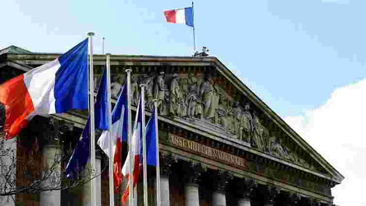 Парламент Франції скоротив податок на багатство на 70%