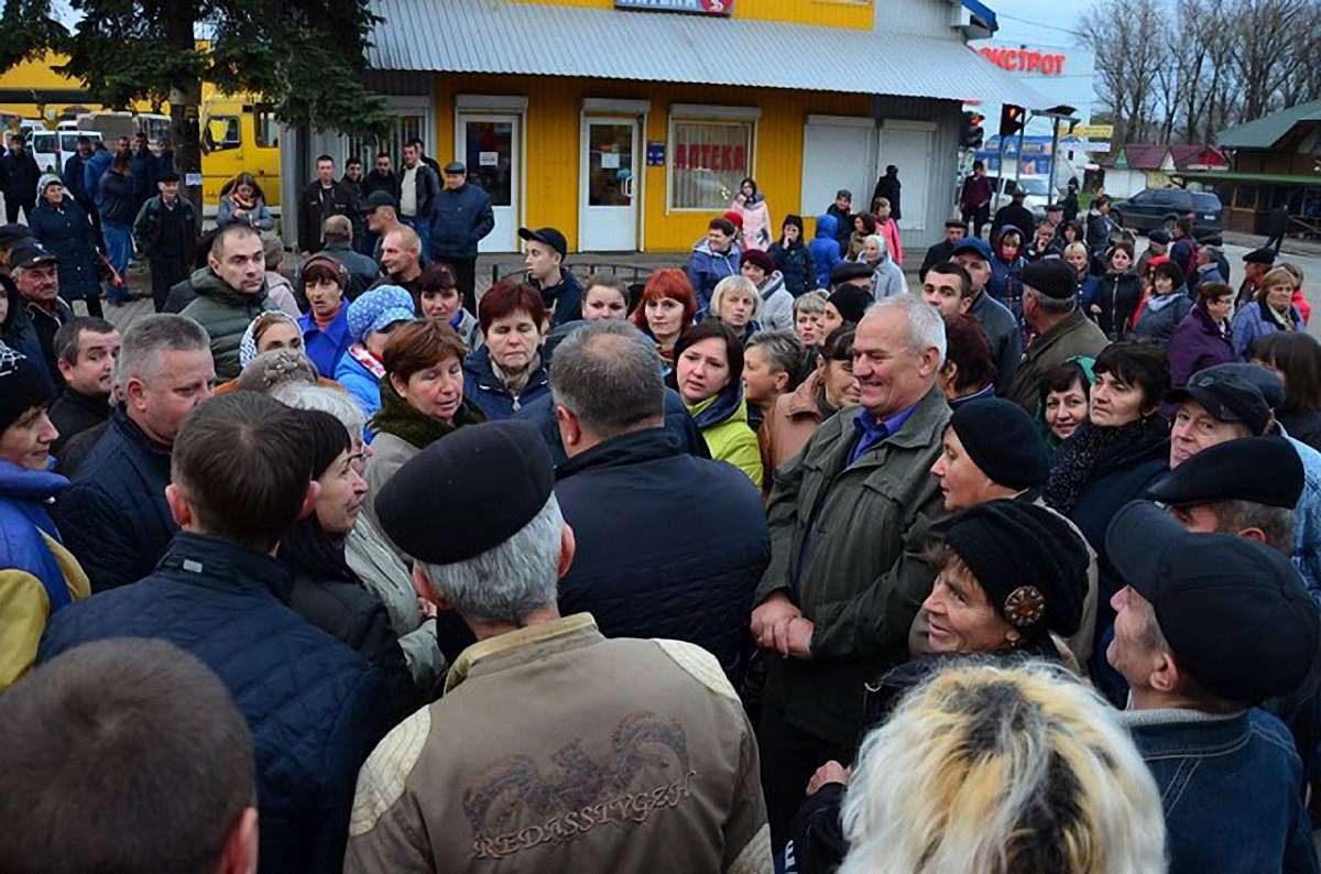 У Дрогобичі мешканці перекрили дорогу через підвищення вартості проїзду у маршрутках