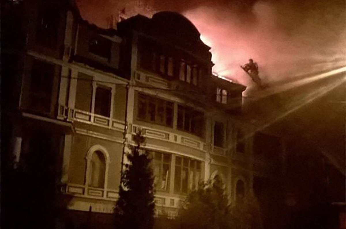 У Києві сталася масштабна пожежа в гуртожитку для переселенців