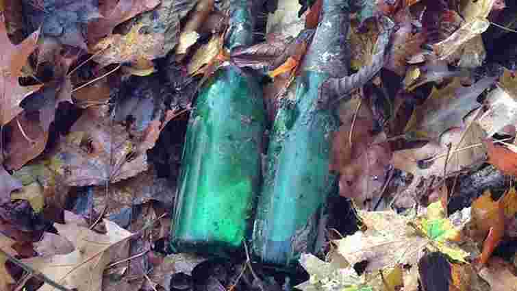У львівському лісі знайшли майже 10 кг ртуті у пляшках