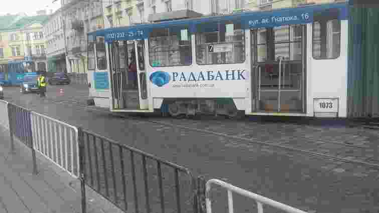 У центрі Львова зійшов з рейок трамвай №7
