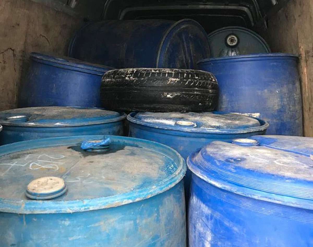 Львівські патрульні зупинили два буси зі спиртом, які за документами перевозили пошту